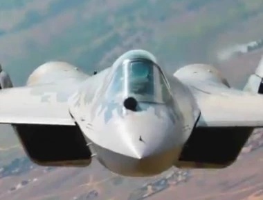 Μαχητικά Su-57 σε εκπληκτικά εναέρια πλάνα (βίντεο)